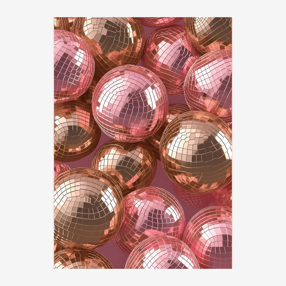Composition de boules à facettes rose et cuivre brillantes, arrangées densément sur un fond pourpre.