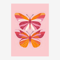Deux papillons stylisés aux ailes colorées en rose, orange et rouge sur fond rose clair, présentés en composition symétrique.