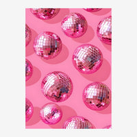 Affiche pop art rose présentant plusieurs boules à facettes brillantes avec reflets blancs et violets, disposées sur fond.
