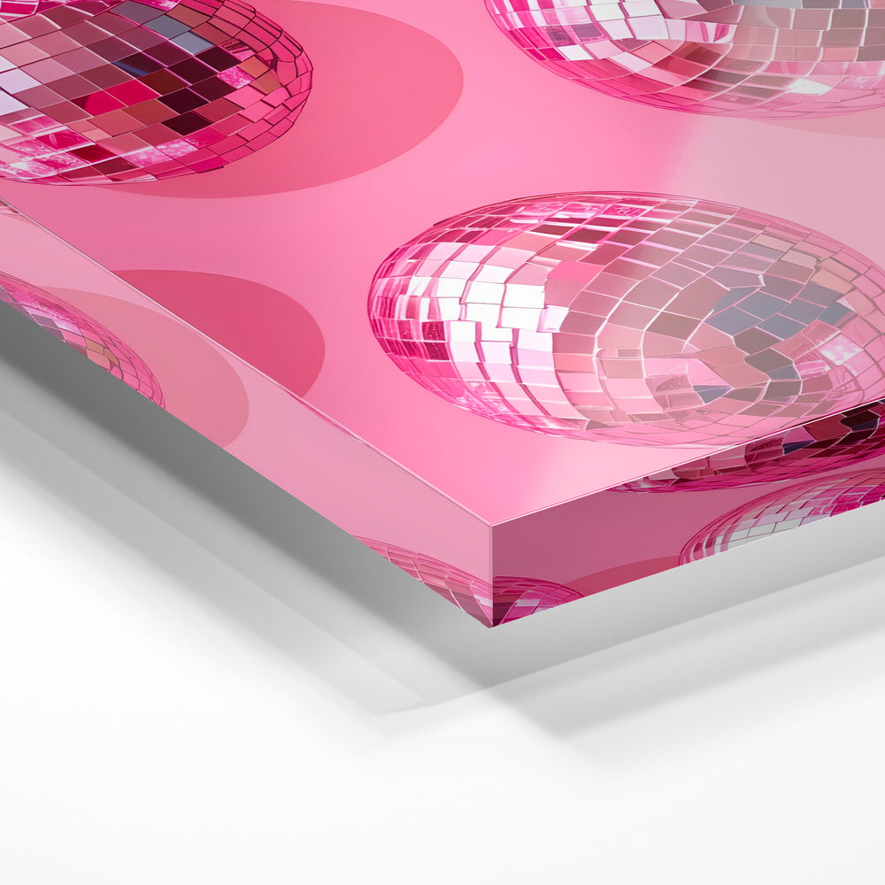 Gros plan de la matière : le tirage sous verre acrylique, tranche transparente visible.