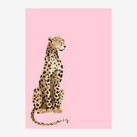 Un léopard assis de profil sur fond rose pastel, aux taches noires et pelage beige doré.