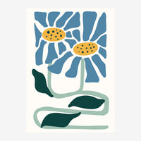 Deux fleurs stylisées aux pétales bleu grisé et cœurs dorés, avec tiges vert sapin, sur fond crème.