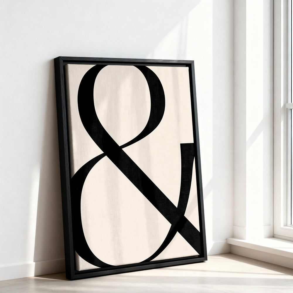 Le tableau accroché en situation dans un intérieur meublé.