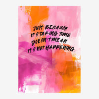 Affiche avec texte en lettres noires manuscrites sur fond de coups de pinceau rose, orange et fuchsia en style pop-art.