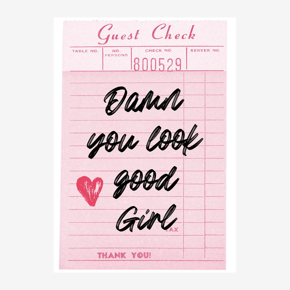 Affiche rose poudré en format ticket de restaurant avec texte manuscrit noir « Damn you look good girl » et un cœur rouge.