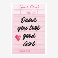 Affiche rose poudré en format ticket de restaurant avec texte manuscrit noir « Damn you look good girl » et un cœur rouge.