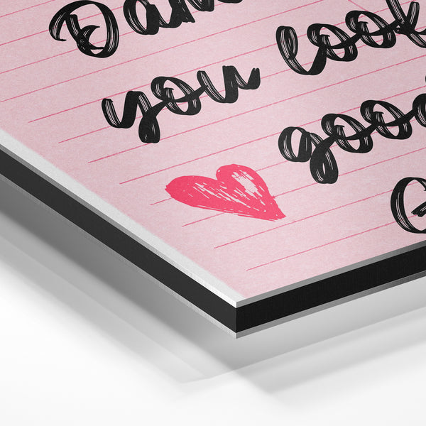 Affiche Guest Check rose, typographie compliment — Aluminium Dibond