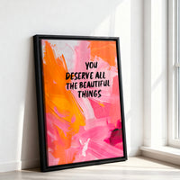 Le tableau accroché en situation dans un intérieur meublé.
