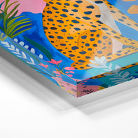 Gros plan de la matière : le tirage sous verre acrylique, tranche transparente visible.