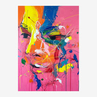 Portrait abstrait d'un visage stylisé en rose, jaune et bleu vif, traversé de traits noirs et de doodles colorés sur un fond.