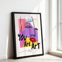 Le tableau accroché en situation dans un intérieur meublé.