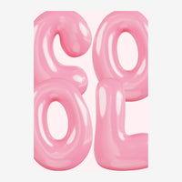 Affiche composée de trois grandes lettres en relief, rose poudré et blanc, avec un rendu 3D brillant sur fond très clair.