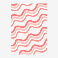 Motif abstrait composé de lignes ondulantes superposées en dégradé de rose corail, rose poudré et blanc, sur fond blanc.