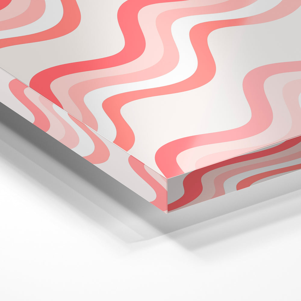 Gros plan de la matière : le tirage sous verre acrylique, tranche transparente visible.