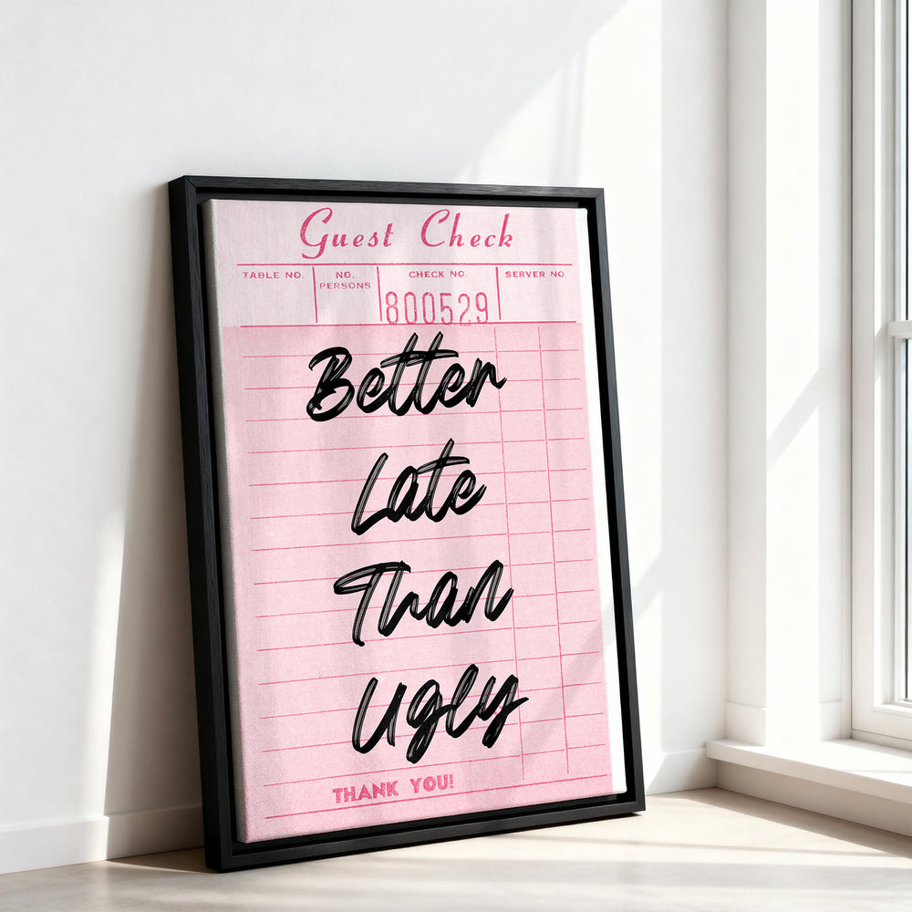 Le tableau accroché en situation dans un intérieur meublé.