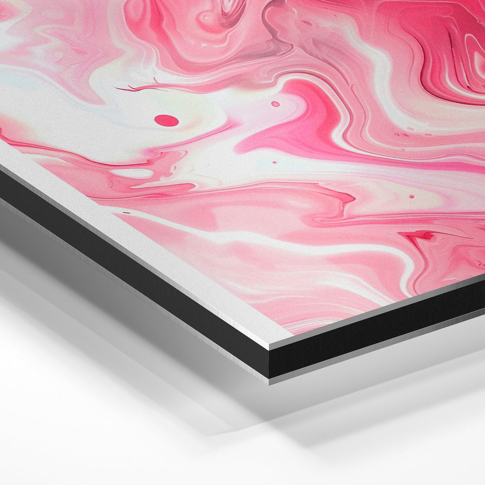 Gros plan de la matière : le tirage contrecollé sur aluminium Dibond mat, tranche visible.