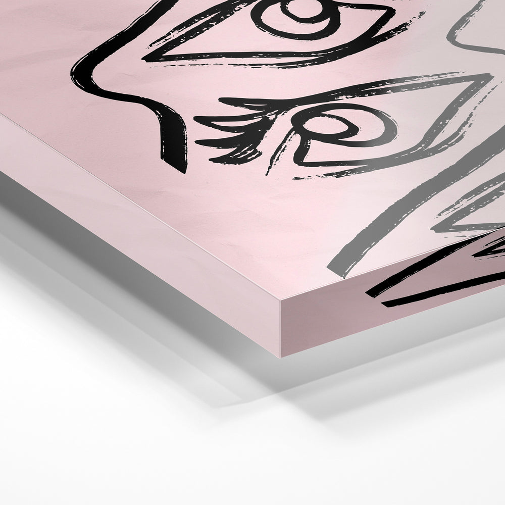 Gros plan de la matière : le tirage sous verre acrylique, tranche transparente visible.