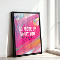 Le tableau accroché en situation dans un intérieur meublé.