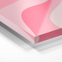 Gros plan de la matière : le tirage sous verre acrylique, tranche transparente visible.