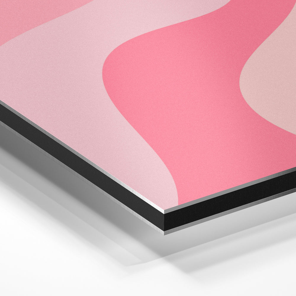 Gros plan de la matière : le tirage contrecollé sur aluminium Dibond mat, tranche visible.