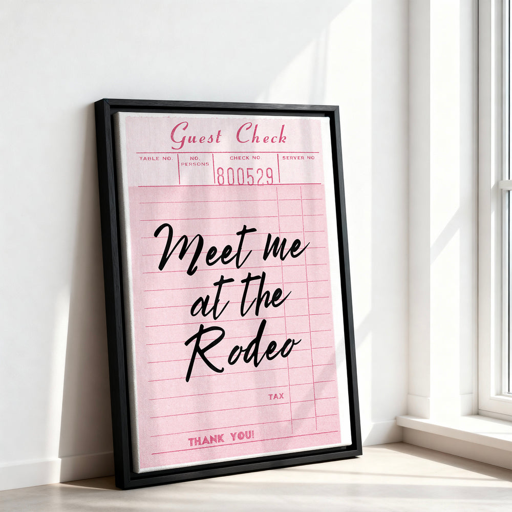 Le tableau accroché en situation dans un intérieur meublé.