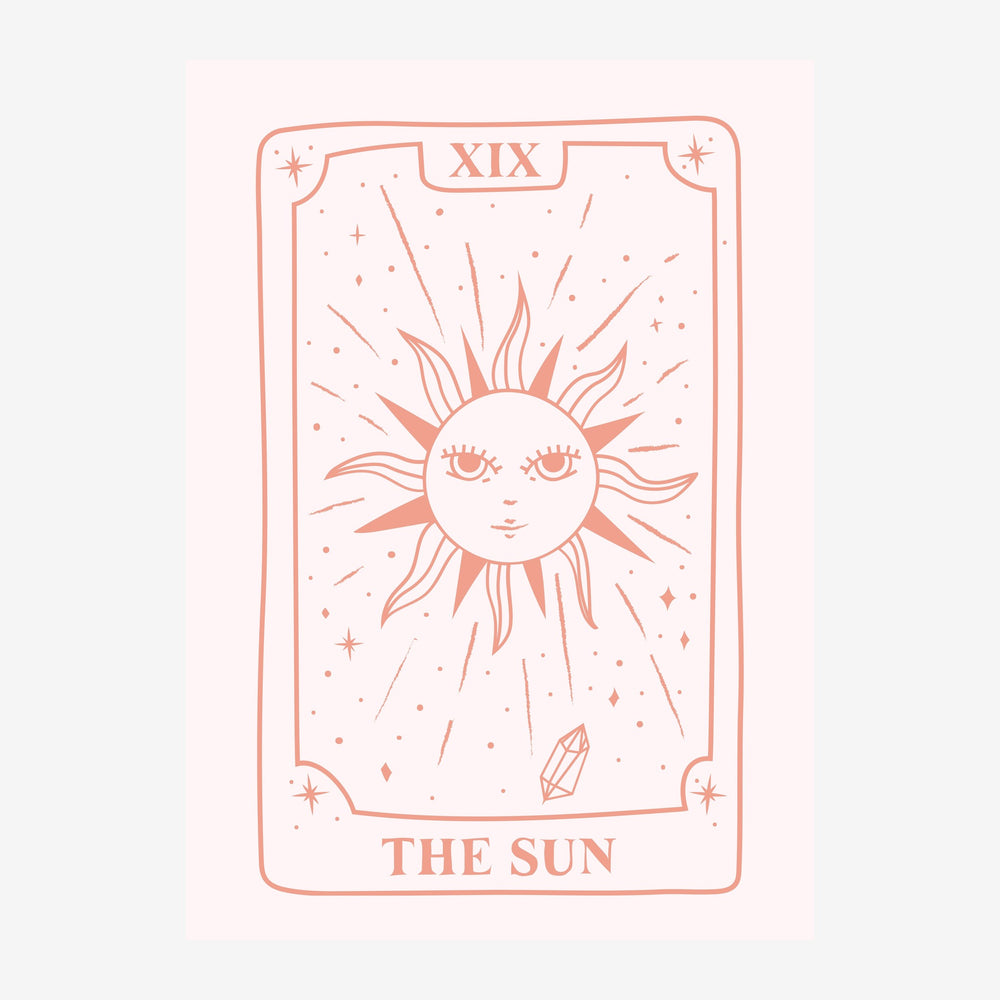 Carte de tarot illustrée en trait rose et blanc : un visage de soleil aux yeux étoilés, entouré de rayons, d'étoiles et de.