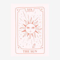 Carte de tarot illustrée en trait rose et blanc : un visage de soleil aux yeux étoilés, entouré de rayons, d'étoiles et de.