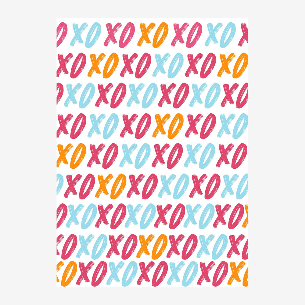 Motif répétitif de lettres XOXO en rose magenta, bleu ciel et jaune or sur fond blanc crème.