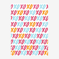 Motif répétitif de lettres XOXO en rose magenta, bleu ciel et jaune or sur fond blanc crème.