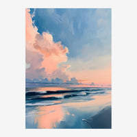 Paysage côtier au crépuscule avec un ciel rose et bleu ponctué de nuages cotonneux, des vagues sur une plage reflétant les.