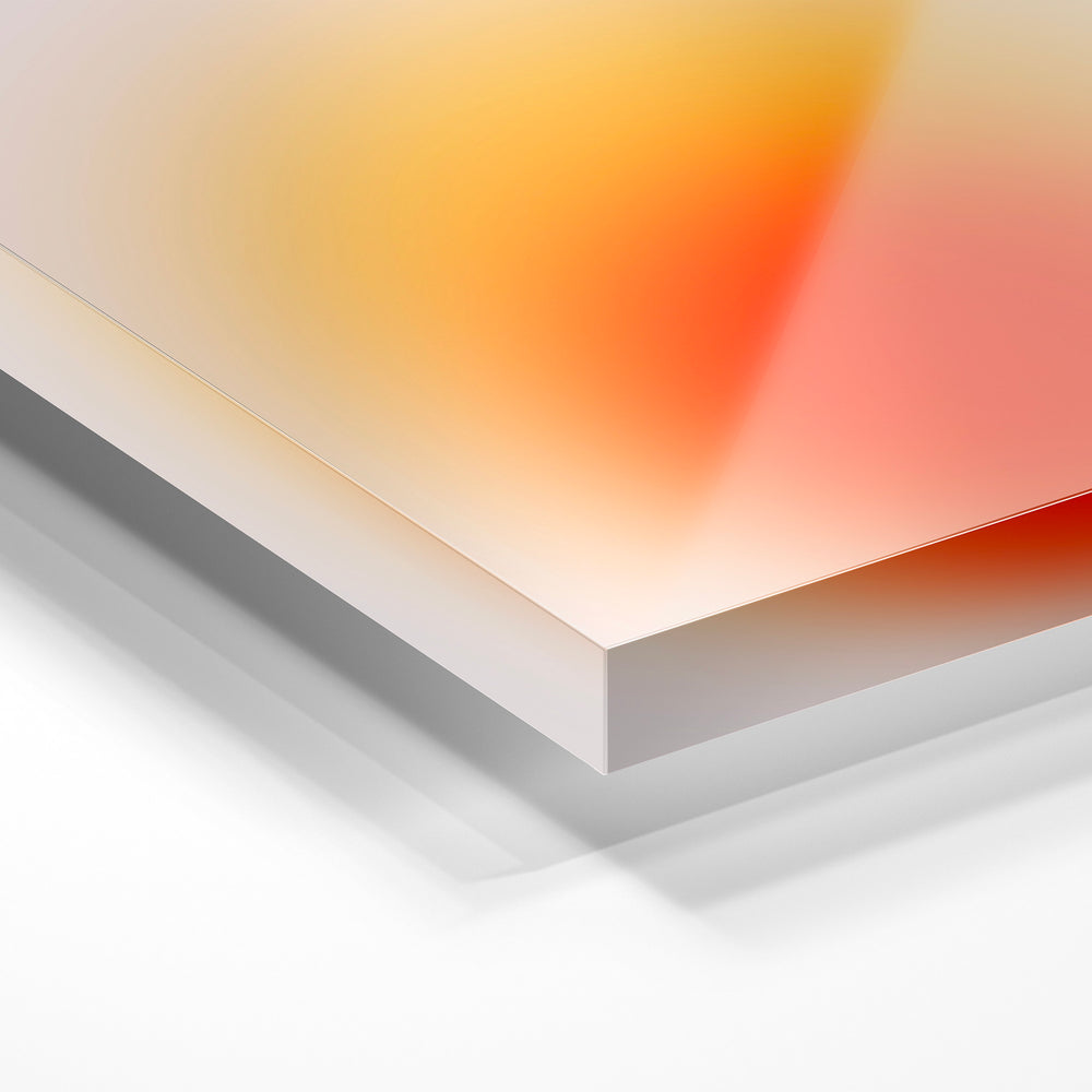 Gros plan de la matière : le tirage sous verre acrylique, tranche transparente visible.