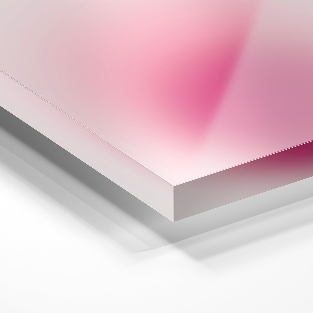 Gros plan de la matière : le tirage sous verre acrylique, tranche transparente visible.