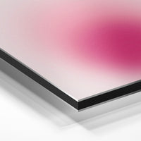 Gros plan de la matière : le tirage contrecollé sur aluminium Dibond mat, tranche visible.