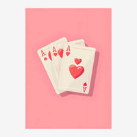 Quatre cartes à jouer aux cœurs rouges arrangées en éventail sur un fond rose clair, style illustration pop art.