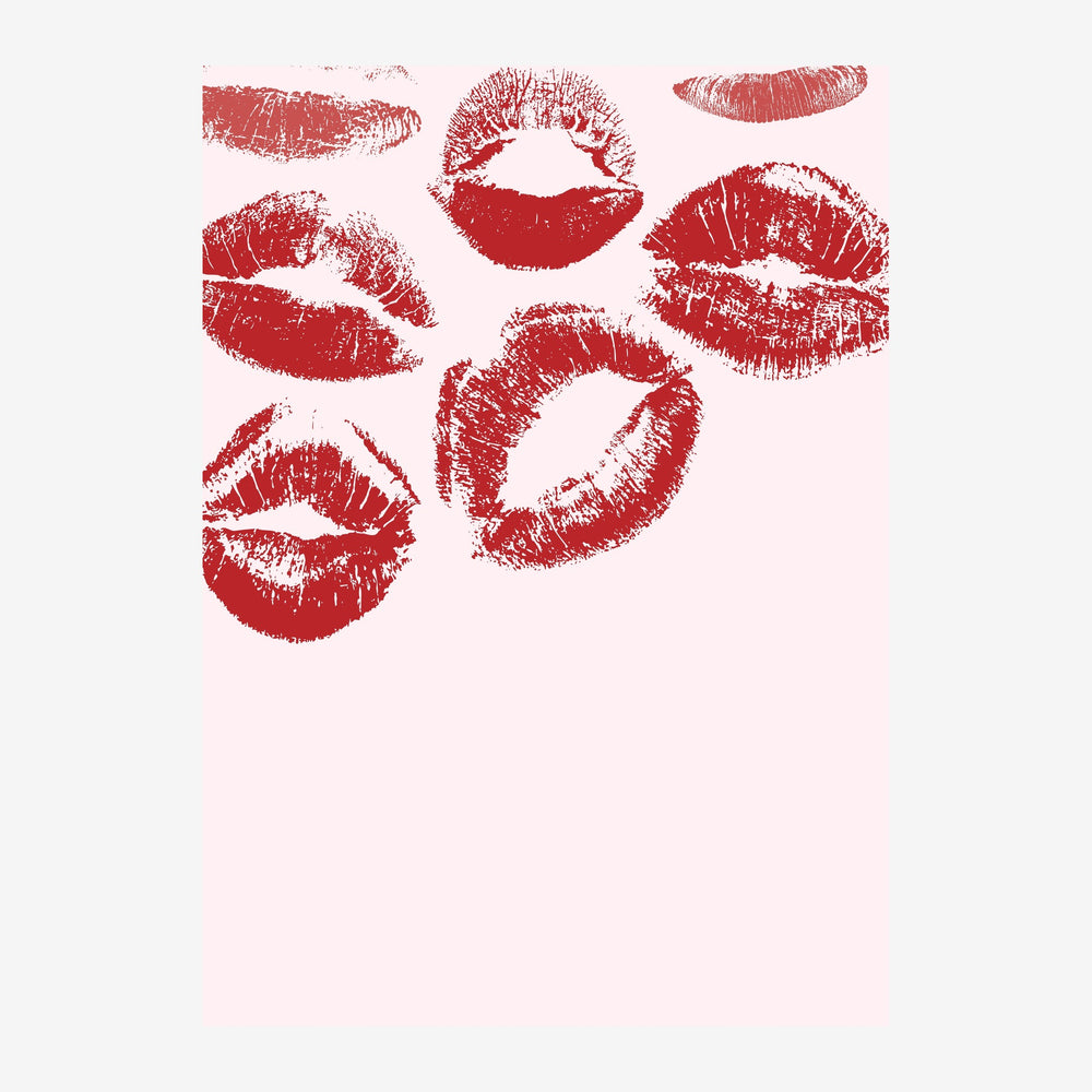 Composition de neuf empreintes de lèvres rouges et roses de différentes tailles disposées sur un fond rose clair, style pop.