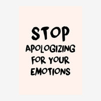 Affiche typographique rose poudré et noir avec le texte « STOP APOLOGIZING FOR YOUR EMOTIONS » en lettres manuscrites.