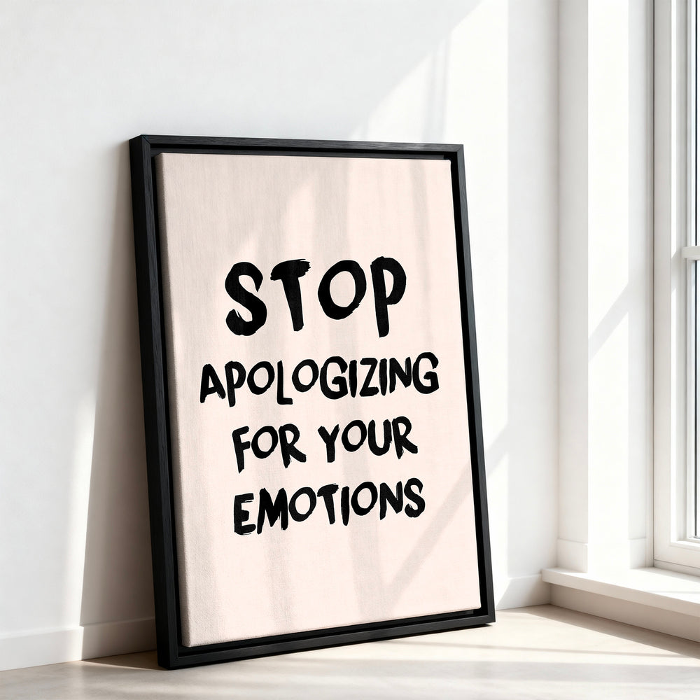 Le tableau accroché en situation dans un intérieur meublé.