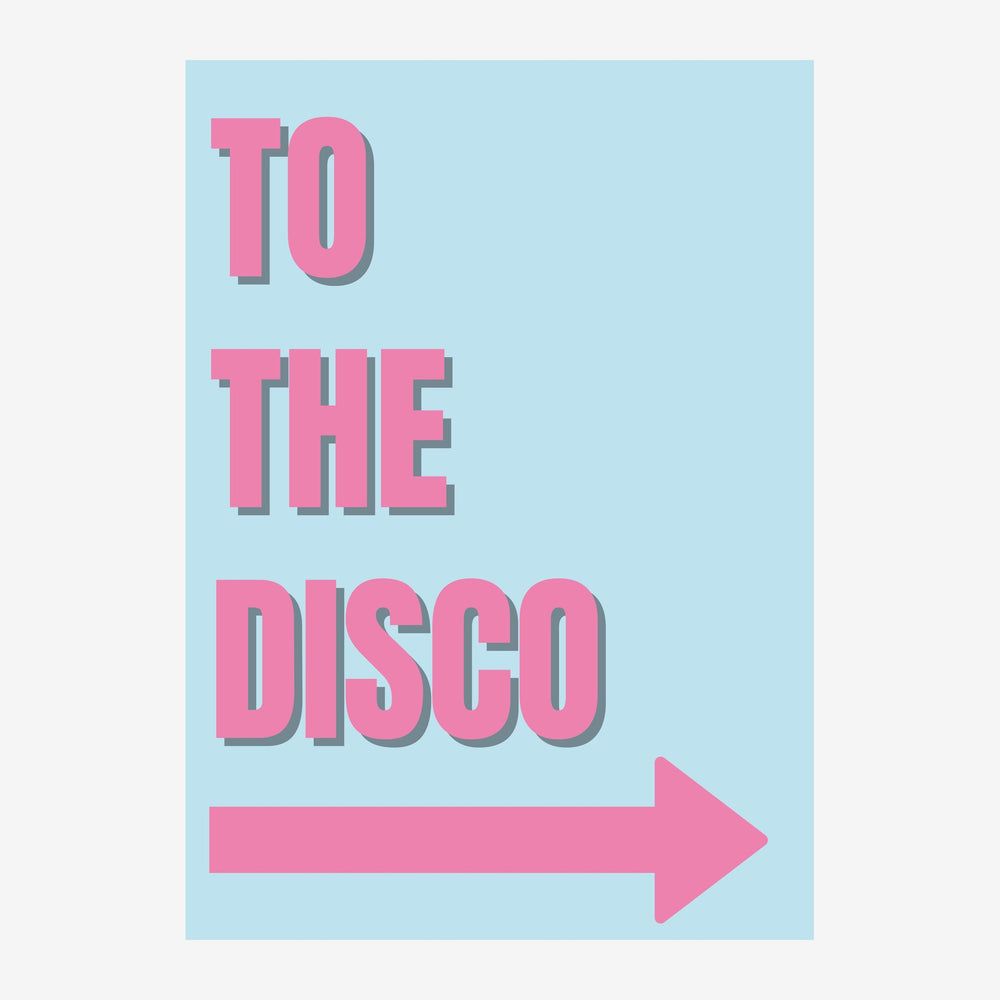 Affiche pop art avec le texte « TO THE DISCO » en lettres roses sur fond bleu ciel, agrémentée d'une flèche rose pointant.