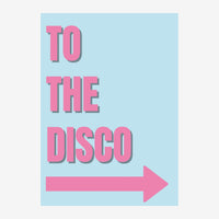 Affiche pop art avec le texte « TO THE DISCO » en lettres roses sur fond bleu ciel, agrémentée d'une flèche rose pointant.