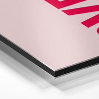Gros plan de la matière : le tirage contrecollé sur aluminium Dibond mat, tranche visible.