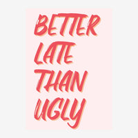 Affiche avec texte « Better Late Than Ugly » en lettres rose corail avec ombres dorées sur fond rose poudré.