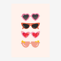 Quatre paires de lunettes stylisées alignées verticalement : cœurs rose pâle, cat-eye orange, cœurs rouges perlés, et verres.