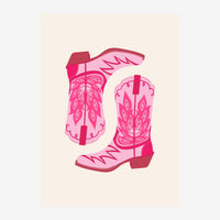 Illustration de deux bottes de cowboy rose vif avec motifs floraux stylisés, présentées côte à côte sur un fond beige pâle.