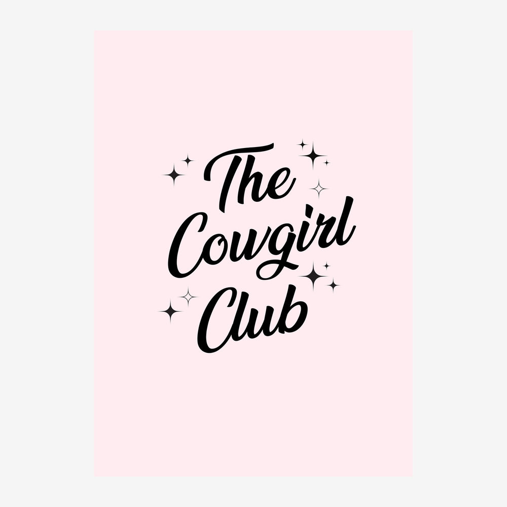 Affiche rose poudré présentant le texte « The Cowgirl Club » en lettres cursives noires, orné de petites étoiles.