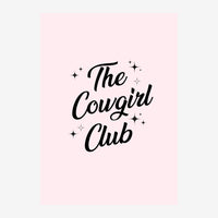 Affiche rose poudré présentant le texte « The Cowgirl Club » en lettres cursives noires, orné de petites étoiles.