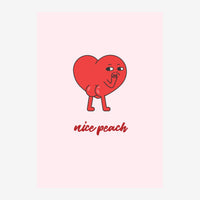 Illustration d'un cœur rouge anthropomorphe avec un visage souriant qui cligne de l'œil, deux petites jambes, sur fond rose.