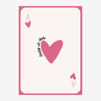 Illustration d'une carte à jouer rose et beige au format portrait, avec un grand cœur rose au centre entouré du texte.
