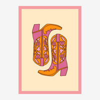 Illustration stylisée de deux bottes de cowgirl roses et oranges ornées de fleurs, sur fond beige.