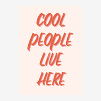 Affiche avec le texte « Cool People Live Here » en lettres rouges 3D sur un fond beige clair.