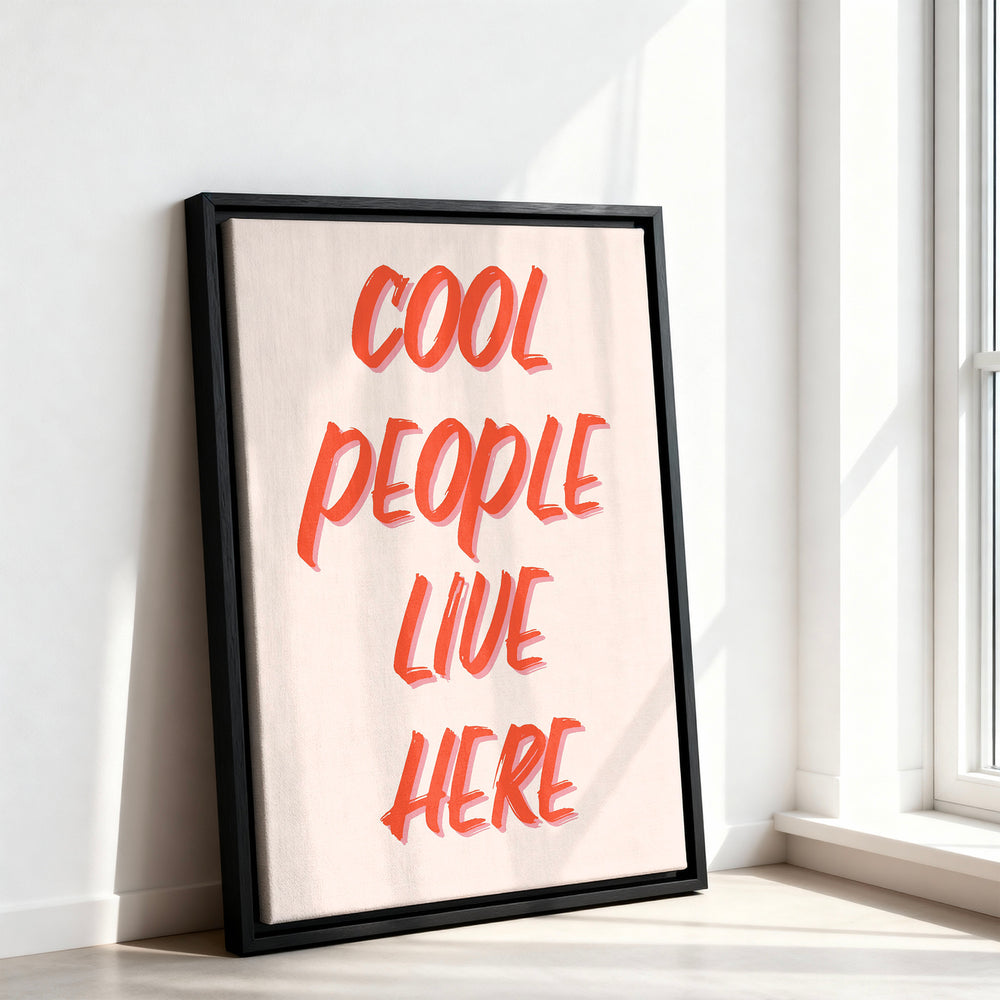 Le tableau accroché en situation dans un intérieur meublé.